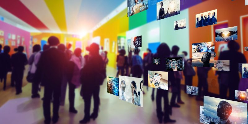 People viewing the exhibition and digital content. Virtual museu